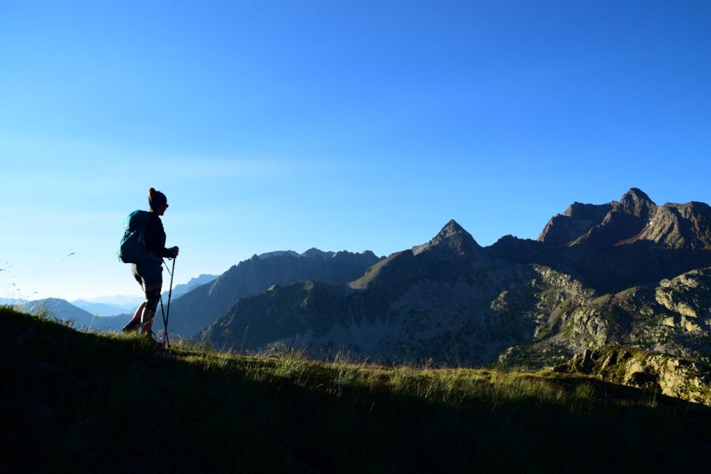Floriane Bourlion marchant au sommet d'une montagne des Alpes du Sud - Prends ton baluchon