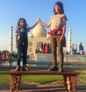 Ona devant le Taj Mahal - Prends ton baluchon