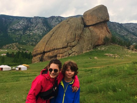 Prends ton baluchon - Octave et Louise en Mongolie, devant le rocher de la Tortue
